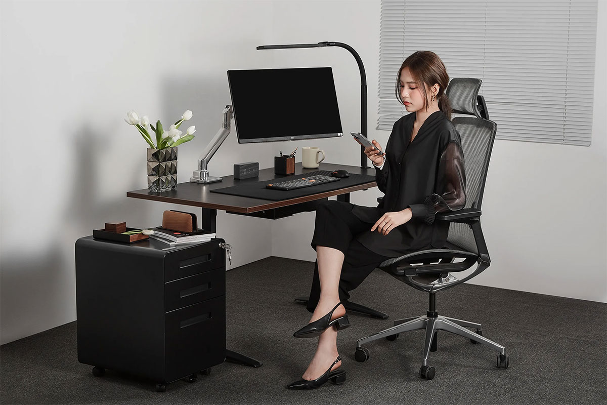 Cách sắp xếp khoa học cho bàn làm việc ngang 1m2