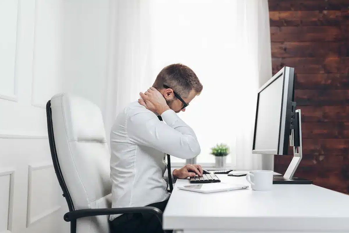 Các mẹo chống gù lưng khi ngồi làm việc văn phòng