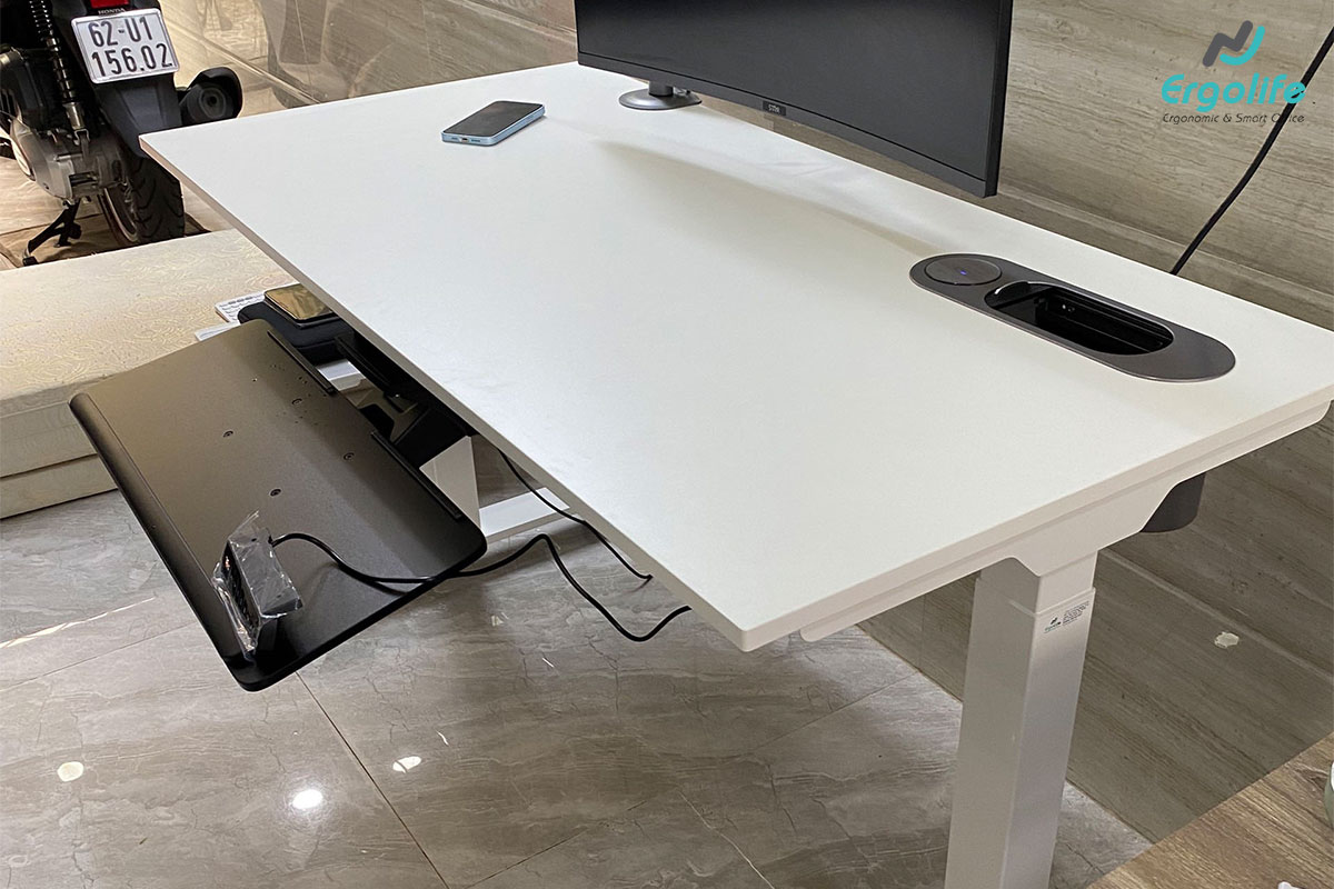 Ý tưởng set up: Lắp ổ điện âm bàn lên bàn nâng hạ
