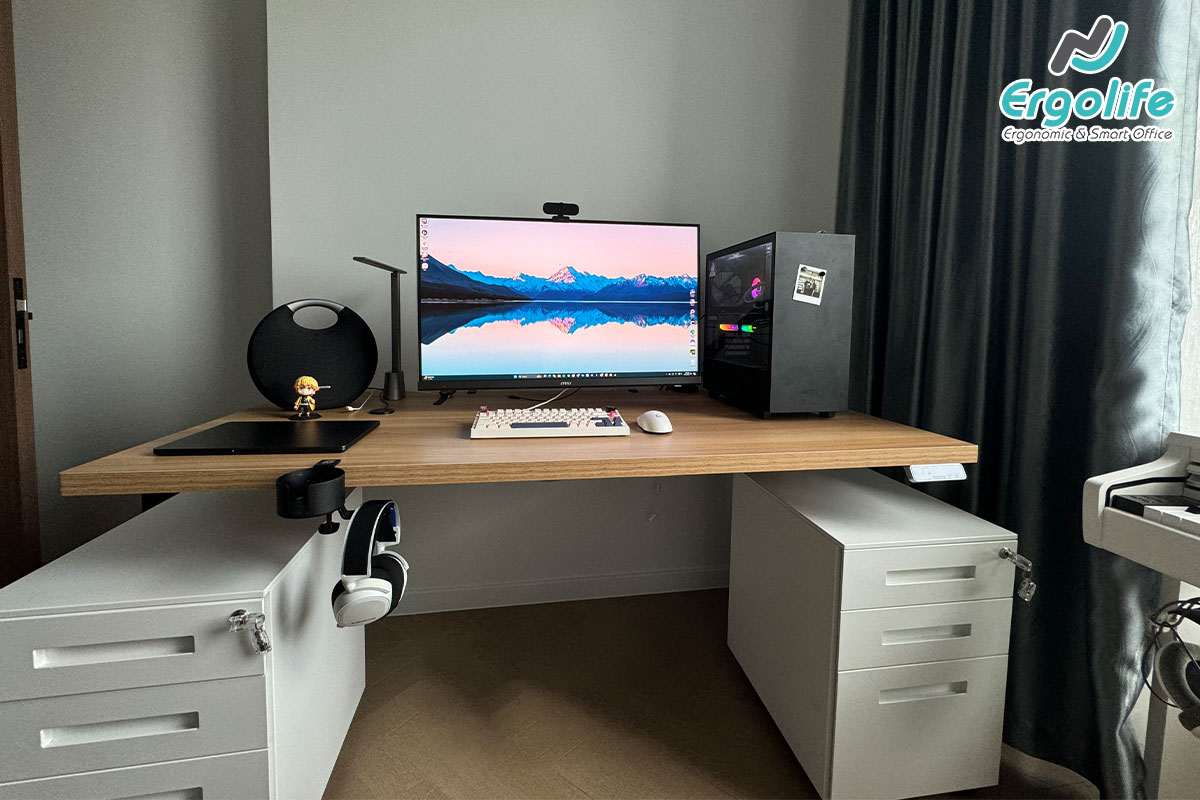 Setup bàn làm việc tại nhà với bàn điều chỉnh chiều cao